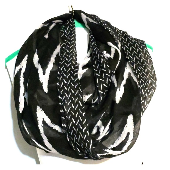 Black & White Zigzag Tribal Pattern Long Infinity Scarf - Picture 1 of 5